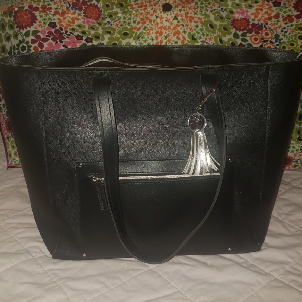 Large Bath and Bodyworks zip up tote